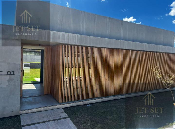 Casa · 280m² · 5 Ambientes · 4 Cocheras