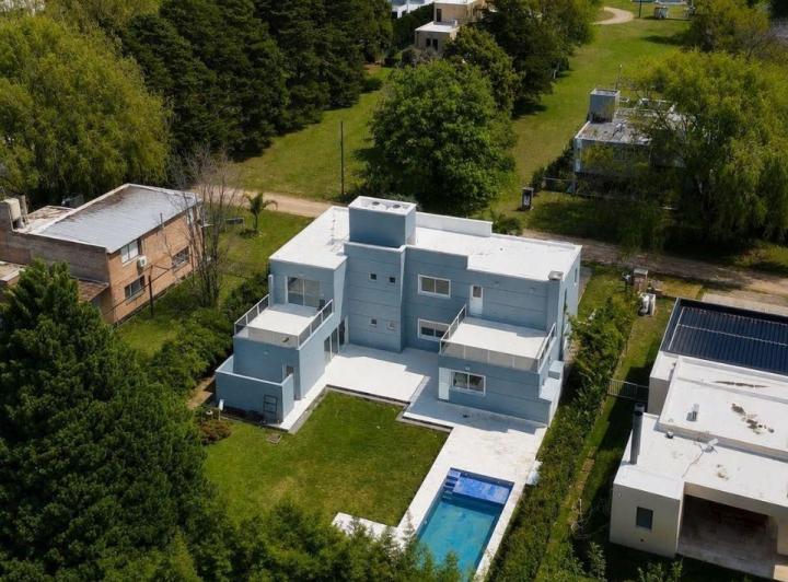 Casa · 300m² · 8 Ambientes · 1 Cochera