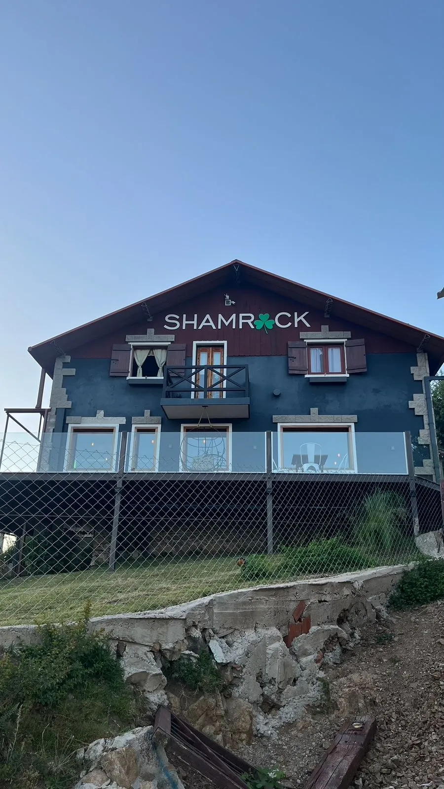 venta de local comercial con habitaciones, amoblado, escritura inmediata
