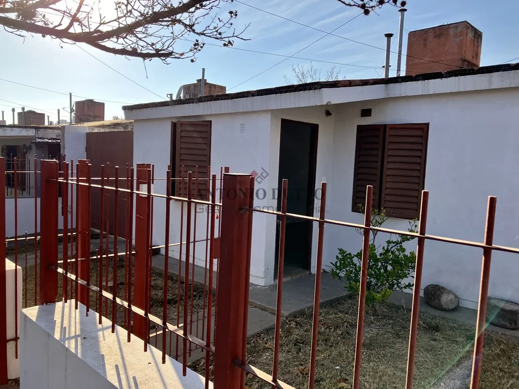 CASA EN VENTA DE 2 DORMITORIOS, Barrio Teodoro Fels