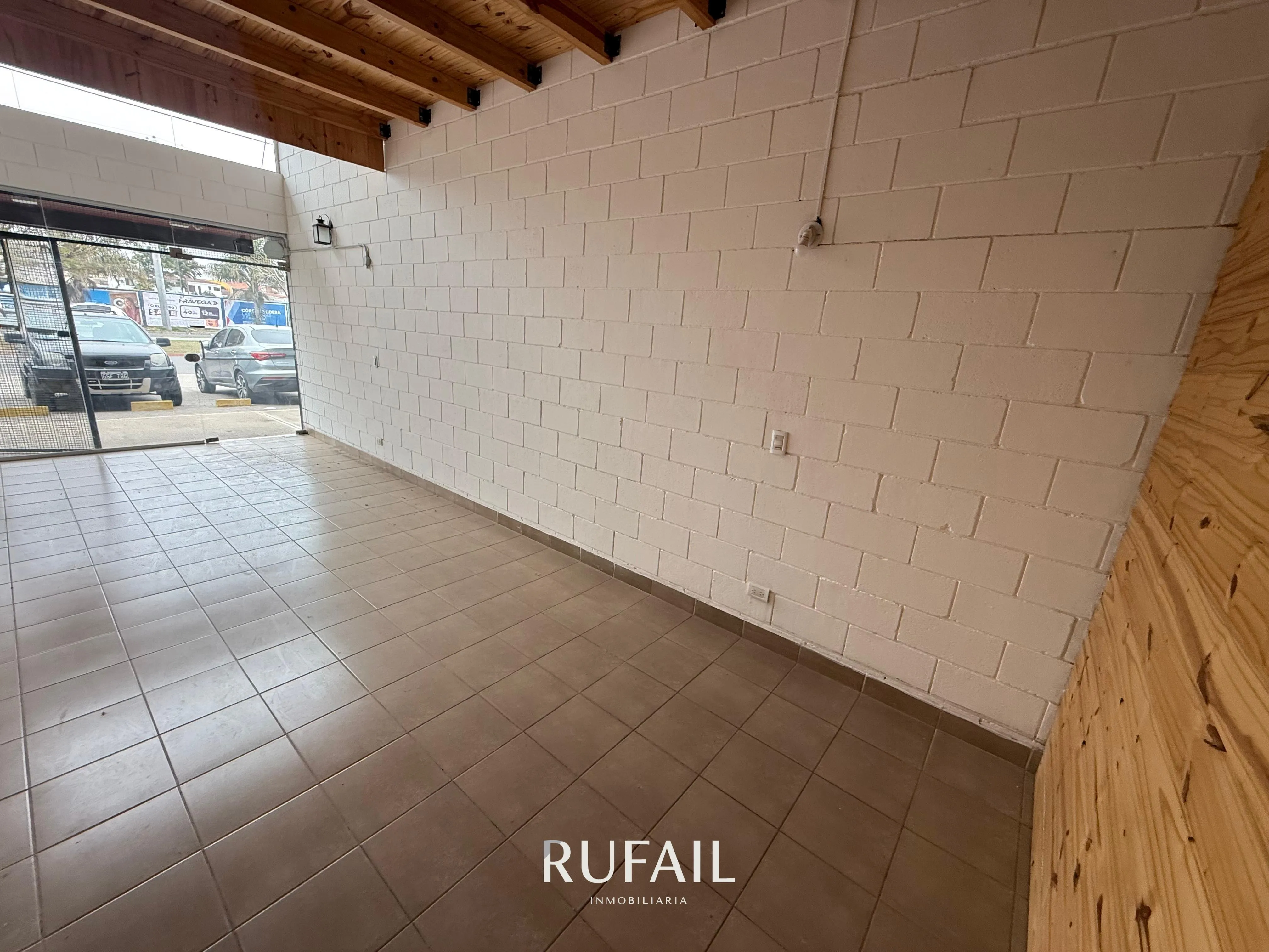 LOCAL EN ALQUILER .COMPLEJO COMERCIAL. B° POETA LUGONES
