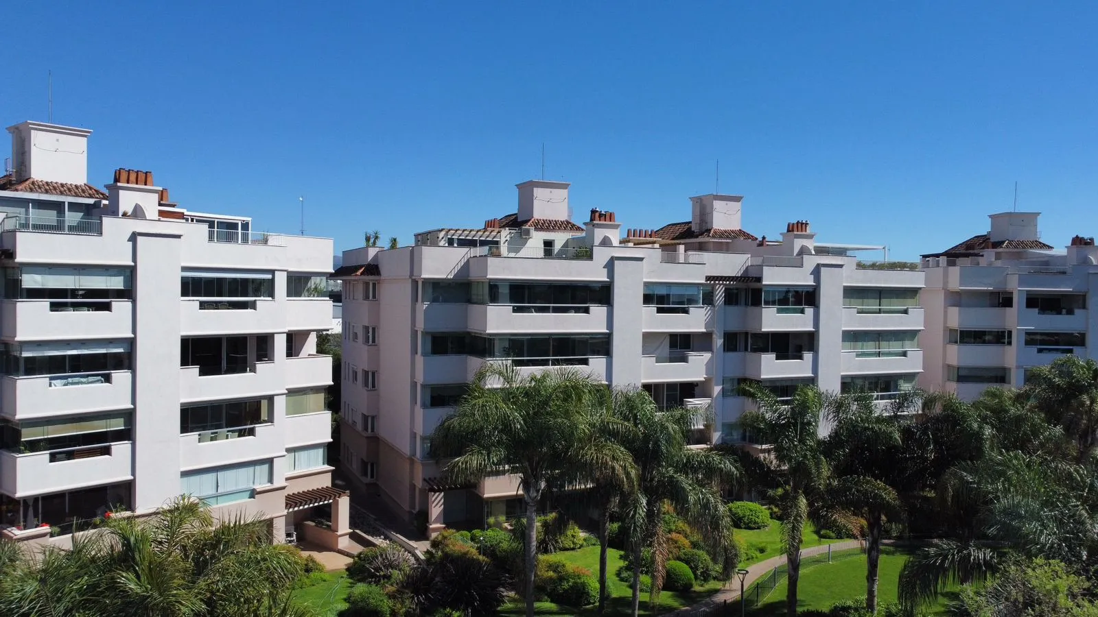 Alquiler Amoblado - 3 Dormitorios (2 en suite) - Terraza Propia - Seguridad 24hs - Village Plaza Departamento