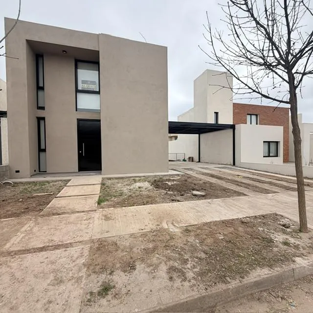 Casa con pileta en manzana central de Distrito Sur