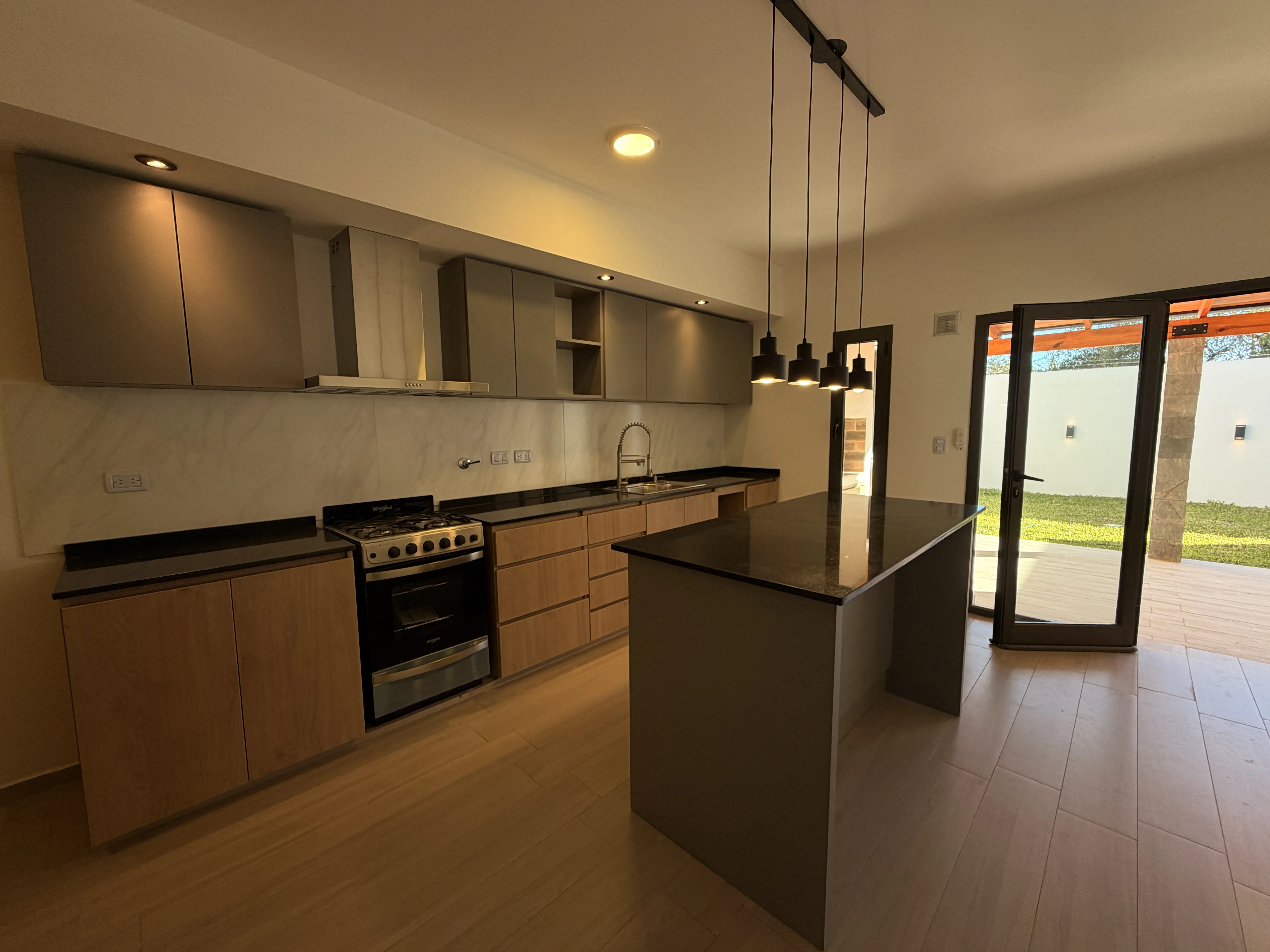 Casa a estrenar excelente calidad constructiva, amplios espacios