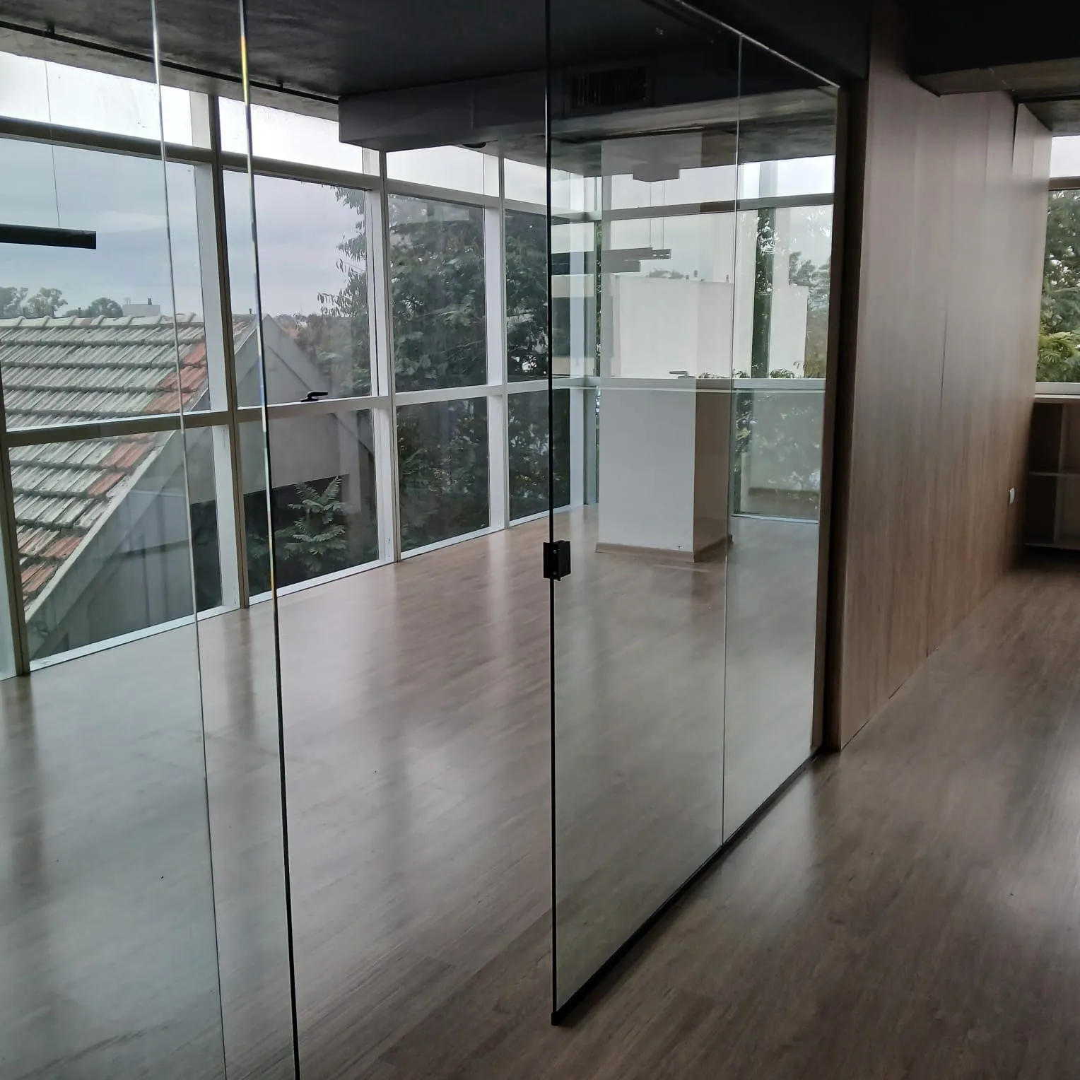 SE ALQUILA EXCELENTE OFICINA EN EDISUR OFFICE