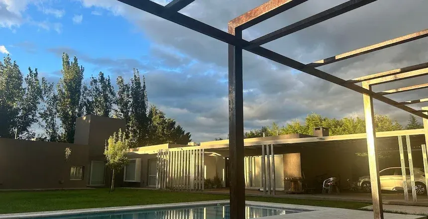 VENTA EXCLUSIVA CASA 3 DORM PILETA TERRENO 2113MTS  BARRIO PRIVADO CAUSANA