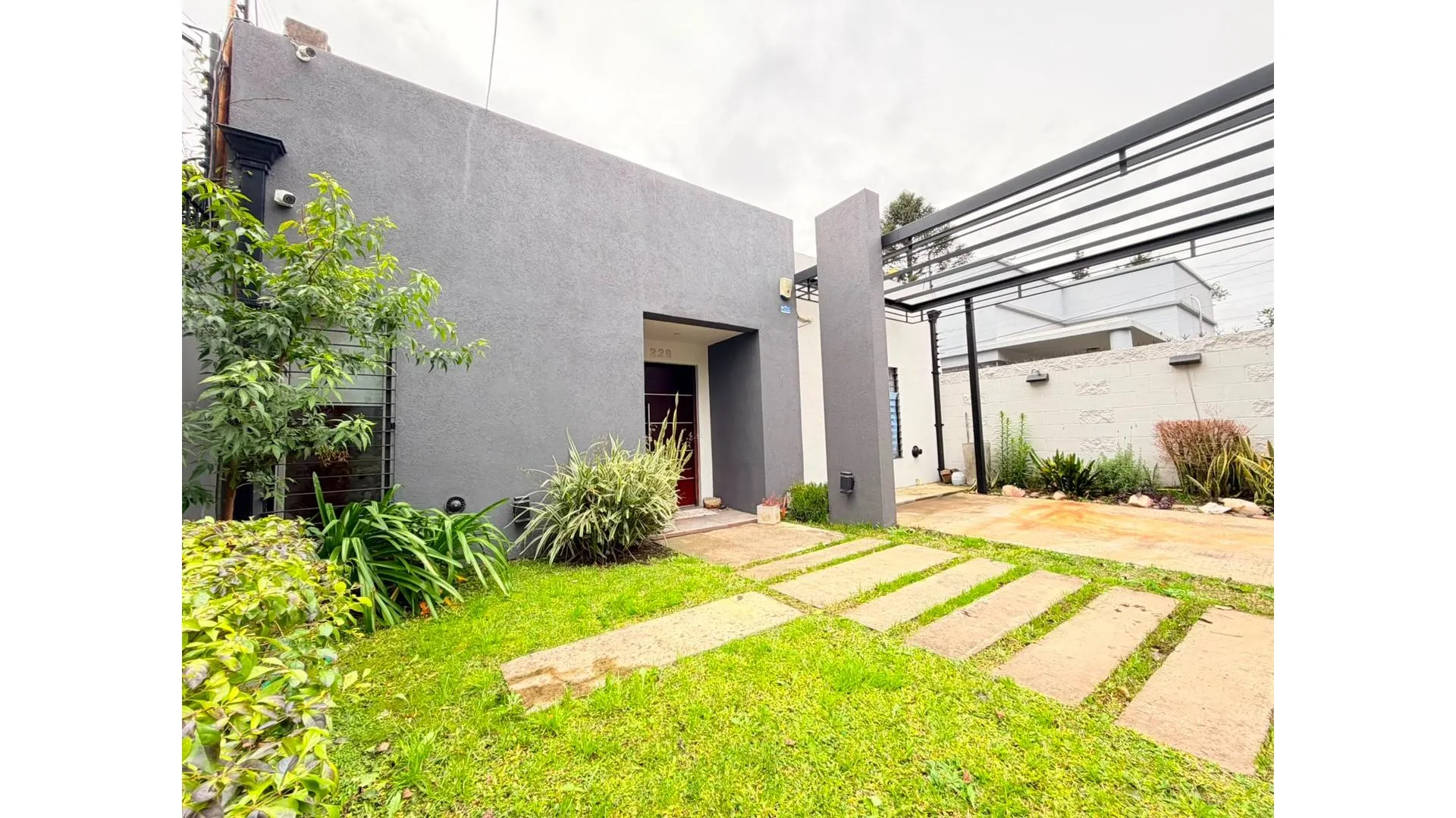 CASA AMERICANA EN ZONA SUPER RESIDENCIAL