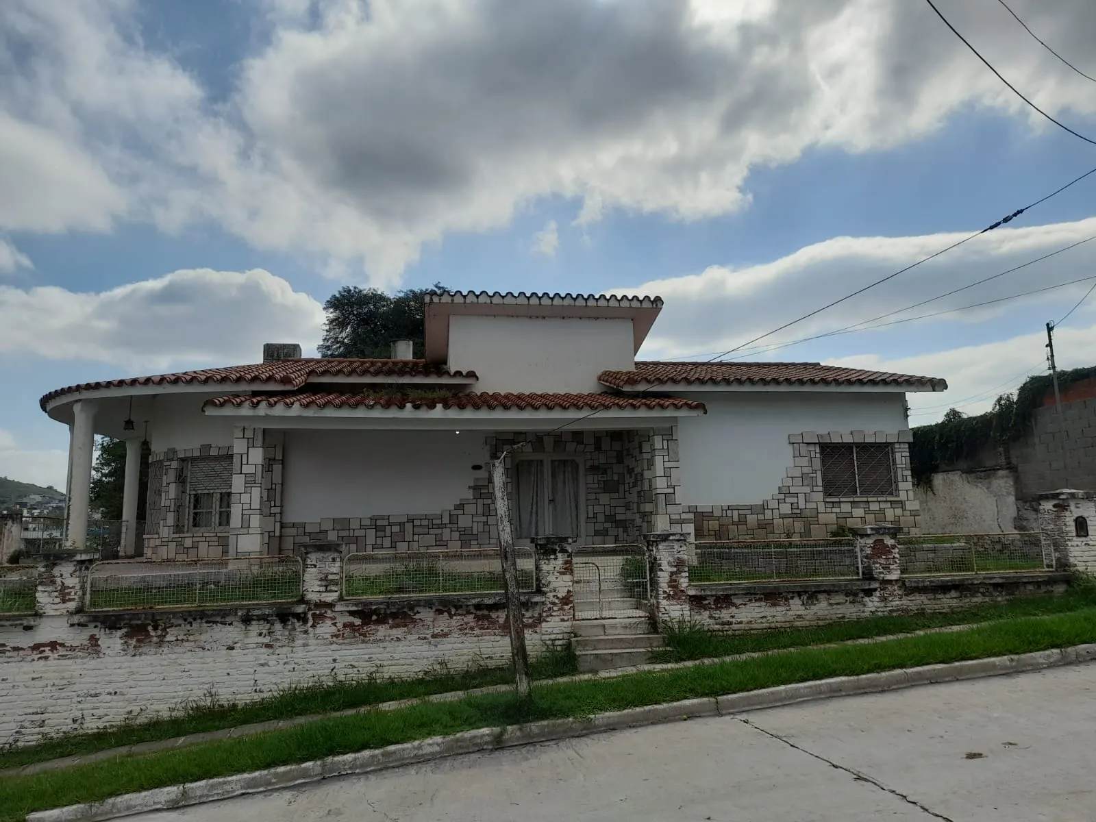 LA CALERA - EXCELENTE OPORTUNIDAD DE INVERSION - CASONA A RECICLAR