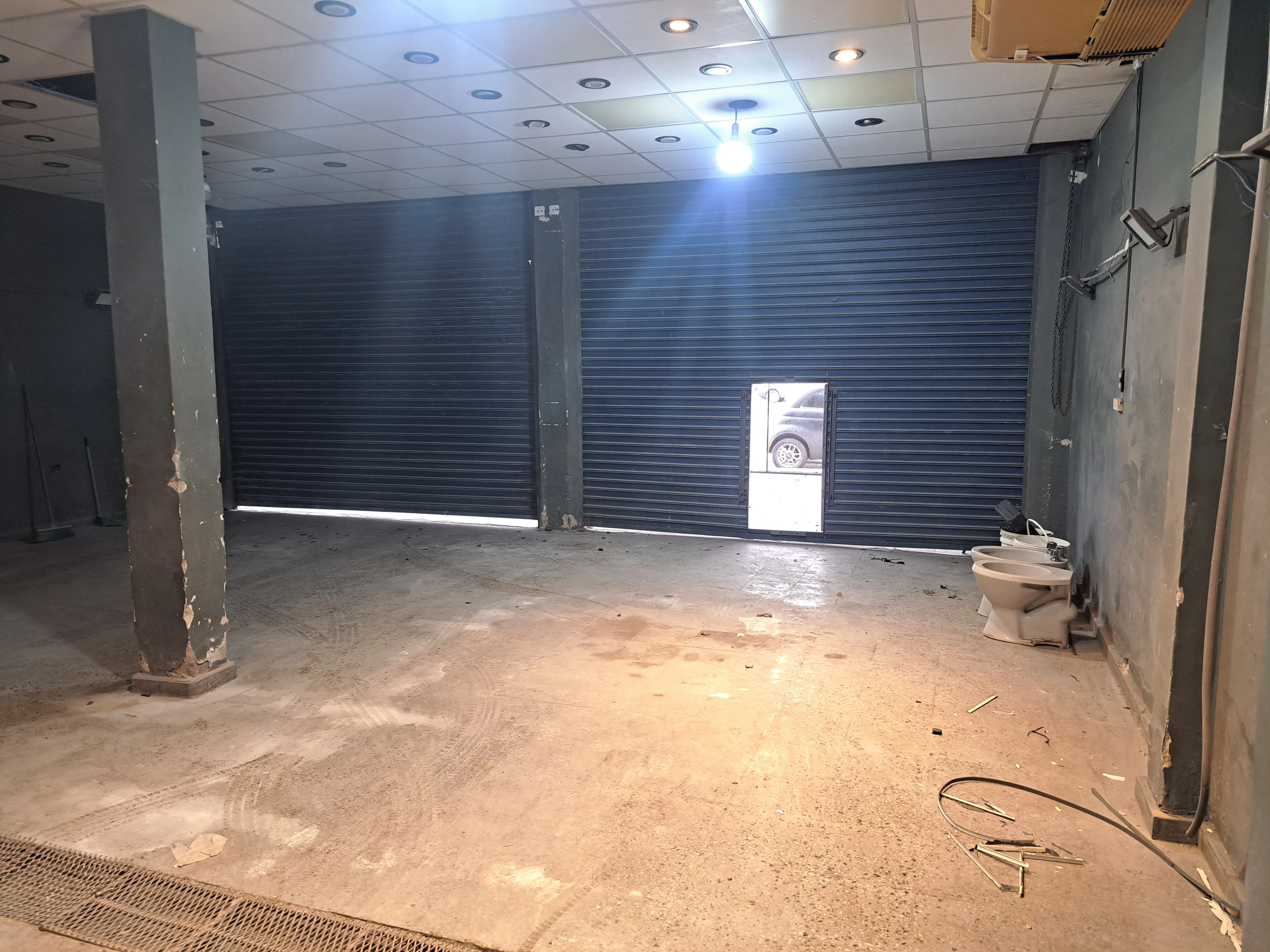 Alquilo local comercial en monseñor pablo cabrera de 140 m2