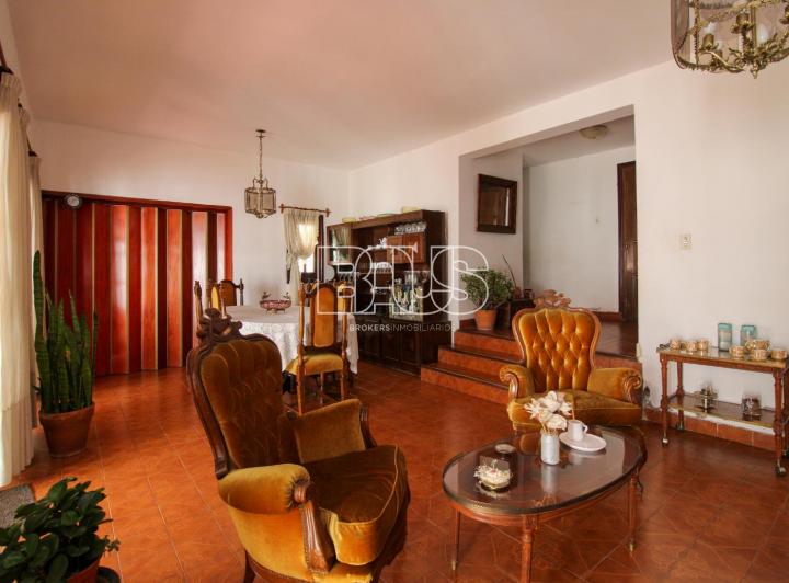 Casa · 260m² · 6 Ambientes · 1 Cochera