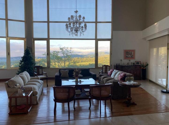 Casa · 756m² · 8 Ambientes · 1 Cochera