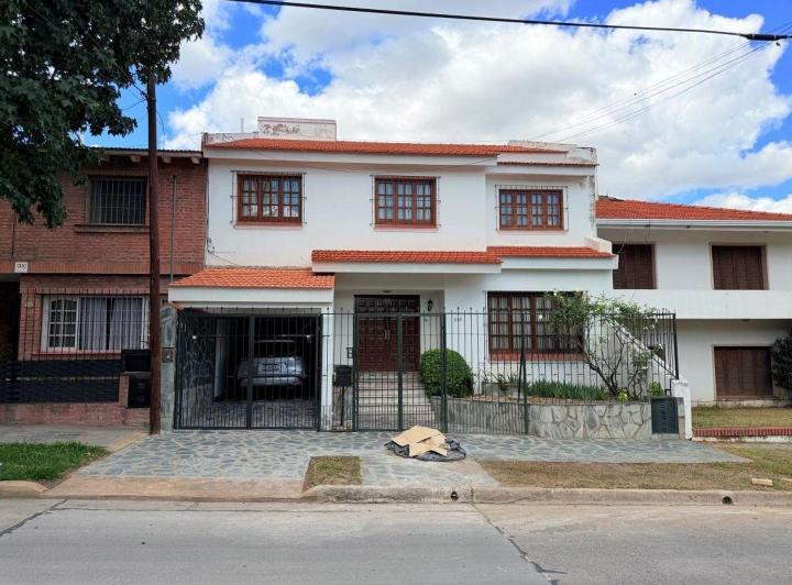 Casa · 320m² · 5 Ambientes · 1 Cochera