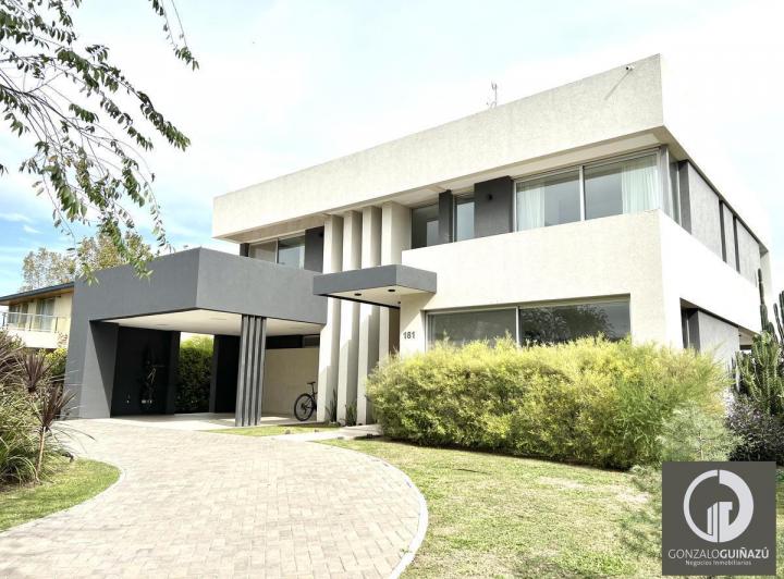 Casa · 270m² · 7 Ambientes · 2 Cocheras