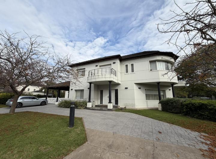 Casa · 285m² · 4 Dormitorios · 2 Cocheras