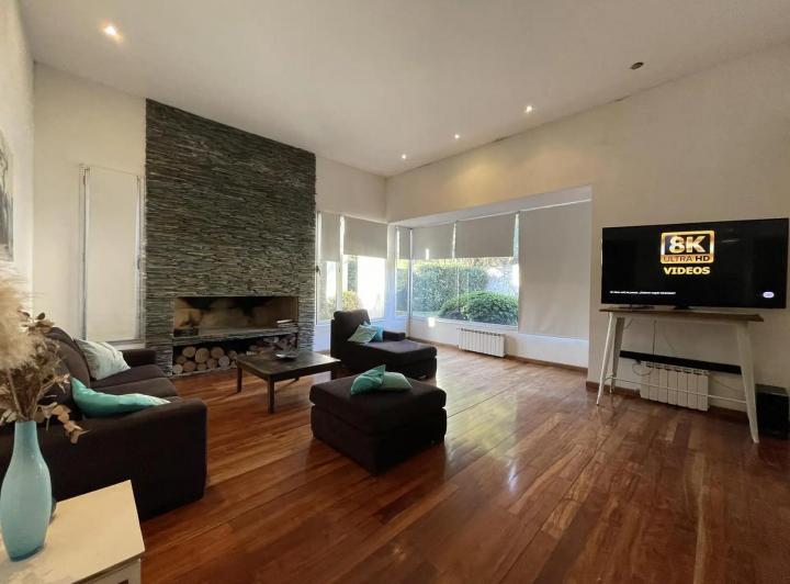 Casa · 226m² · 5 Ambientes · 2 Cocheras