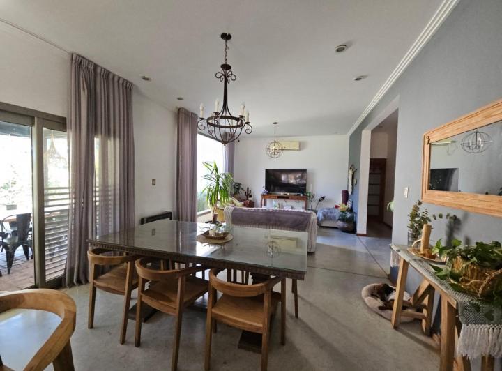 Casa · 210m² · 7 Ambientes · 2 Cocheras