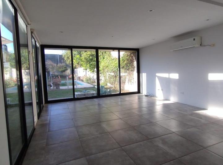 Casa · 230m² · 6 Ambientes · 3 Cocheras