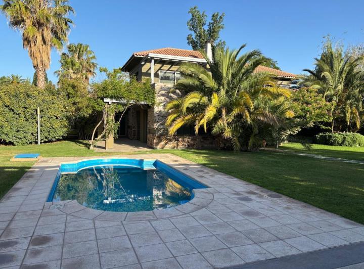 Casa · 700m² · 4 Dormitorios · 4 Cocheras