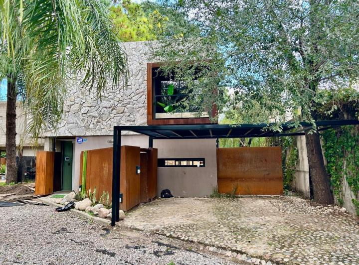 Casa · 145m² · 4 Ambientes · 2 Cocheras
