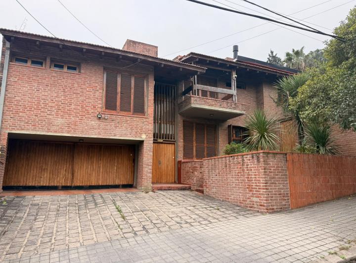 Casa · 296m² · 6 Ambientes · 2 Cocheras