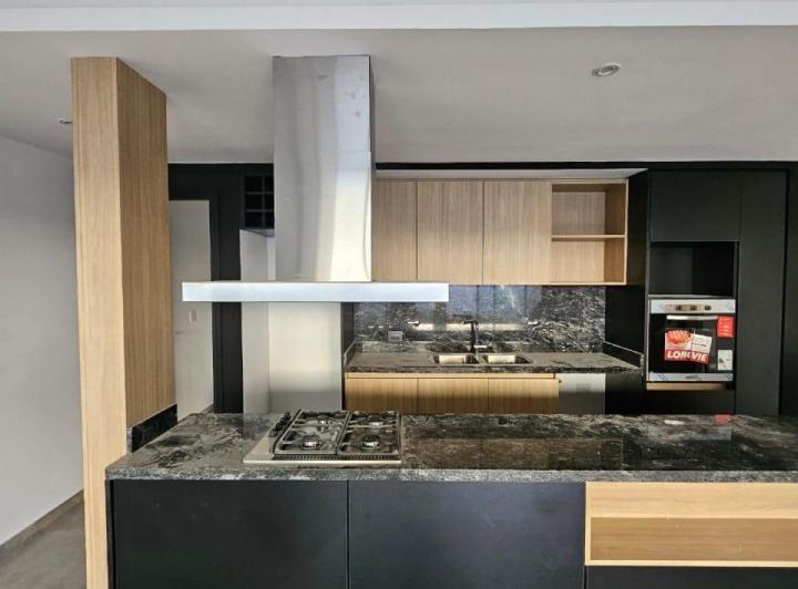 Casa · 180m² · 5 Ambientes · 2 Cocheras