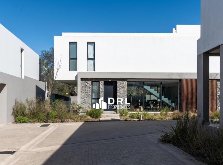 Casa · 221m² · 3 Dormitorios · 2 Cocheras