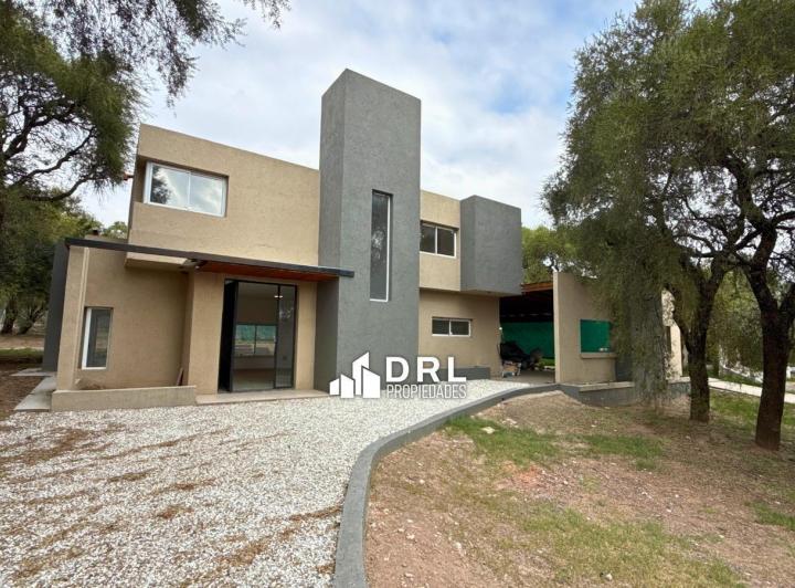 Casa · 323m² · 4 Dormitorios · 2 Cocheras