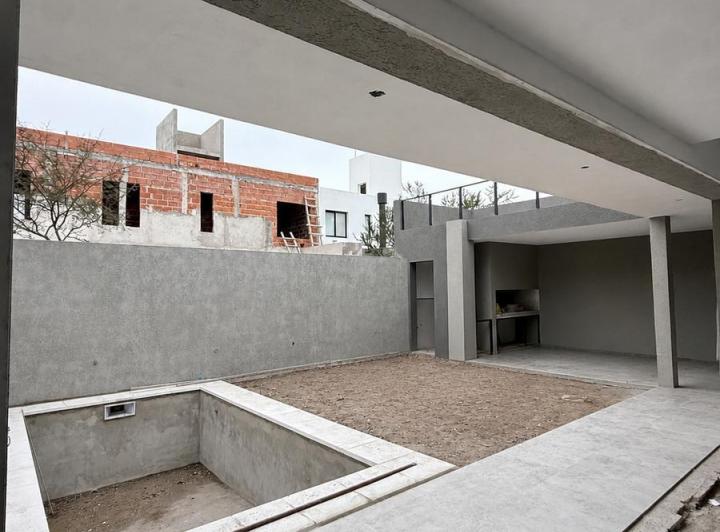 Casa · 250m² · 6 Ambientes · 2 Cocheras