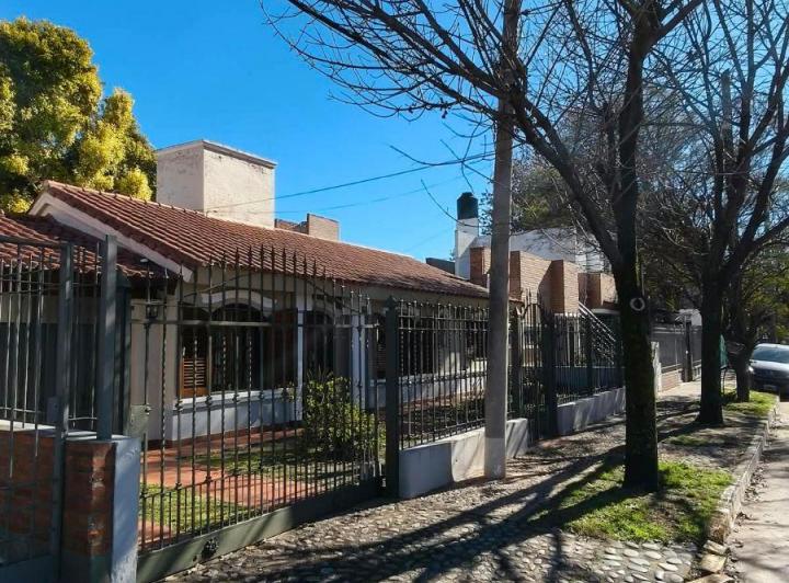Casa · 140m² · 5 Ambientes · 2 Cocheras