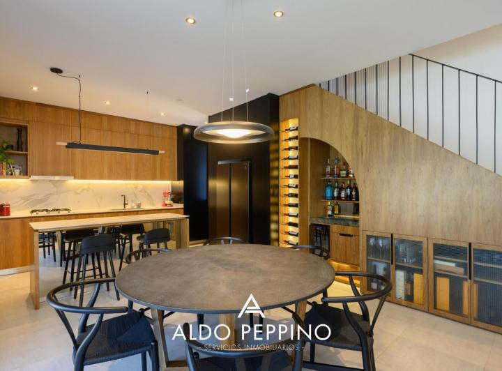 Casa · 195m² · 3 Ambientes · 2 Cocheras
