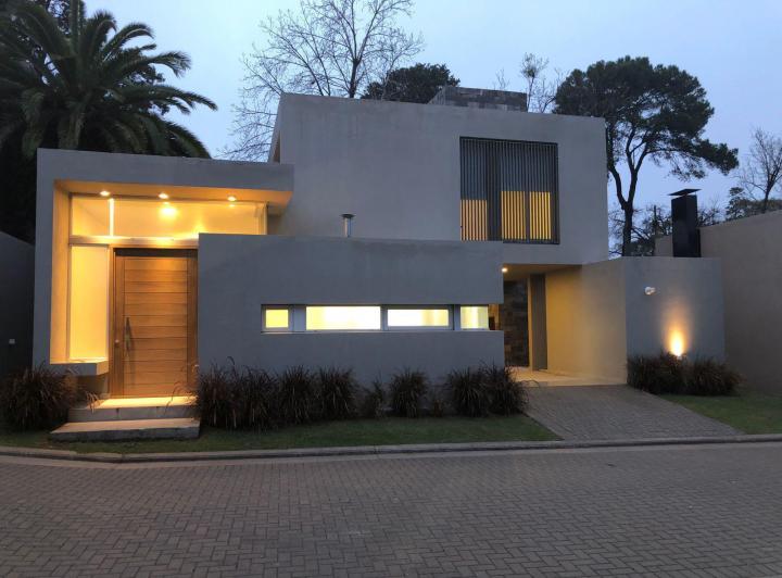 Casa · 180m² · 7 Ambientes · 2 Cocheras