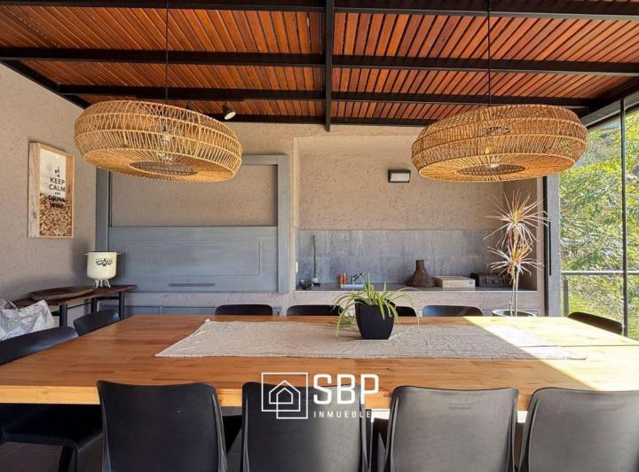 Casa · 340m² · 8 Ambientes · 3 Cocheras
