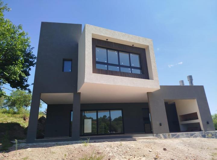Casa · 330m² · 5 Ambientes · 1 Cochera