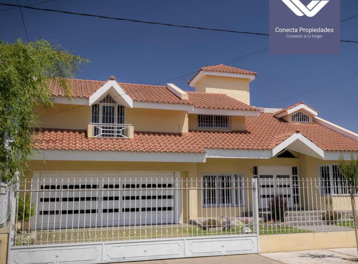 Casa · 420m² · 5 Ambientes · 2 Cocheras
