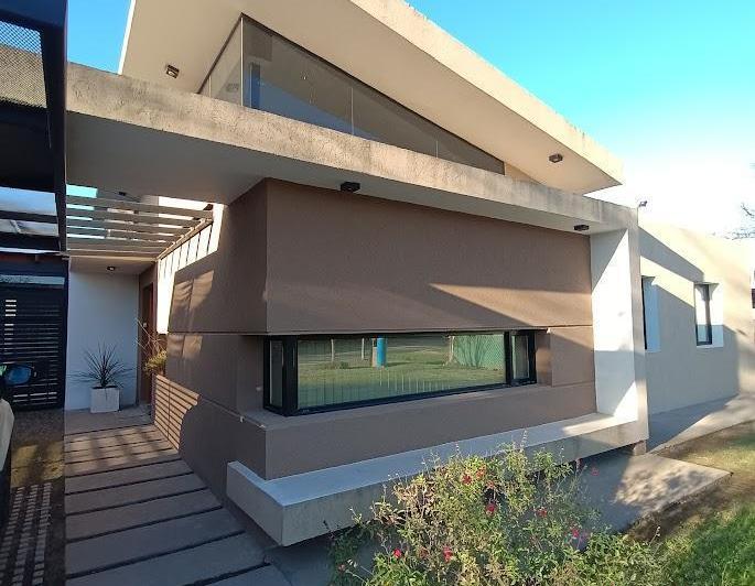 Casa · 130m² · 2 Dormitorios · 2 Cocheras