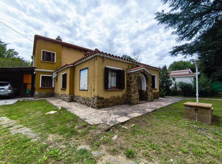 Casa · 273m² · 9 Ambientes · 1 Cochera