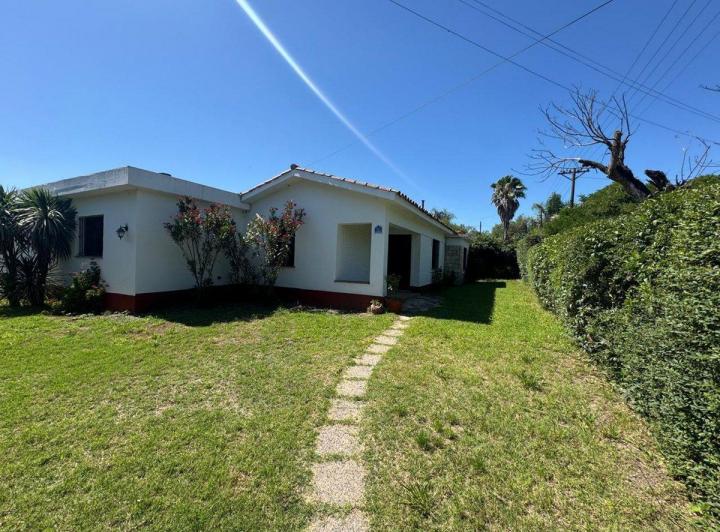Casa · 220m² · 12 Ambientes · 1 Cochera