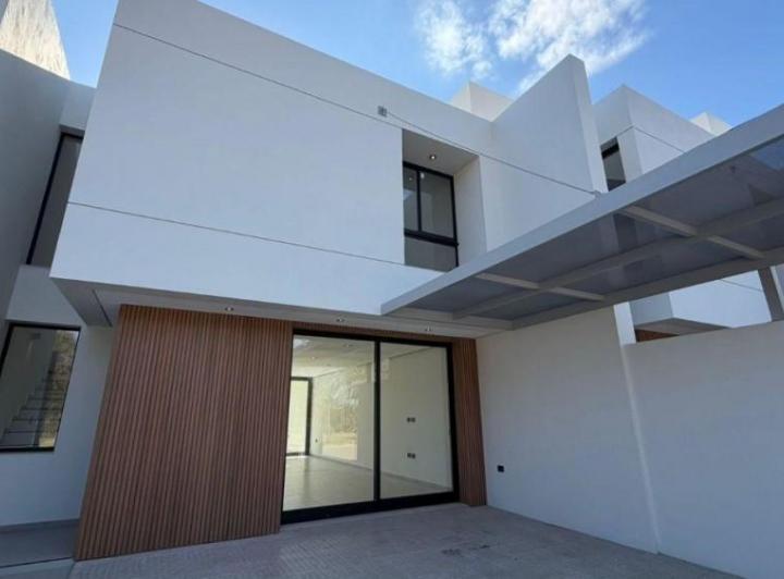 Casa · 173m² · 4 Ambientes · 2 Cocheras
