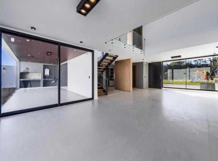 Casa · 250m² · 4 Ambientes · 2 Cocheras