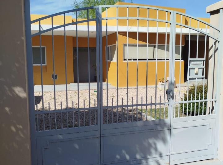 Casa · 300m² · 3 Dormitorios · 4 Cocheras