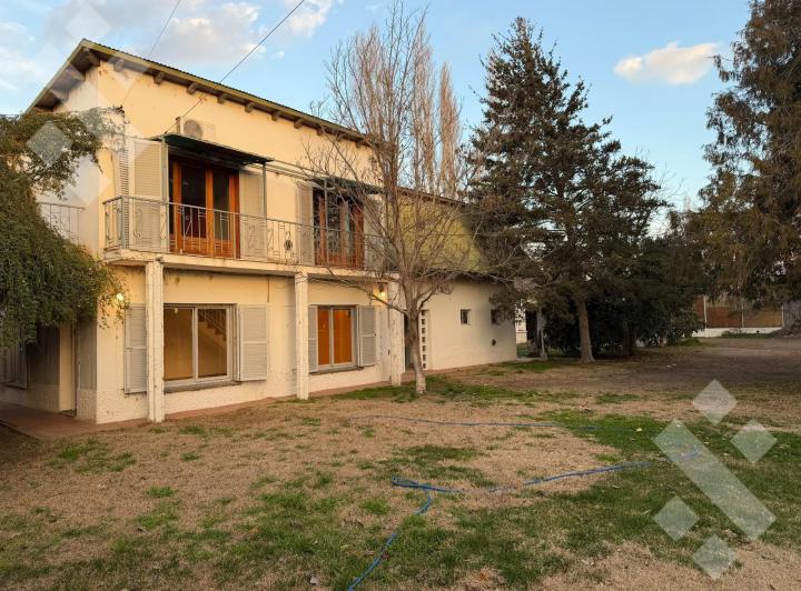 Casa · 326m² · 6 Ambientes · 2 Cocheras