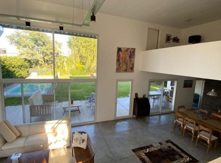 Casa · 300m² · 7 Ambientes · 4 Cocheras