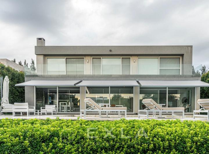 Casa · 380m² · 6 Ambientes · 2 Cocheras