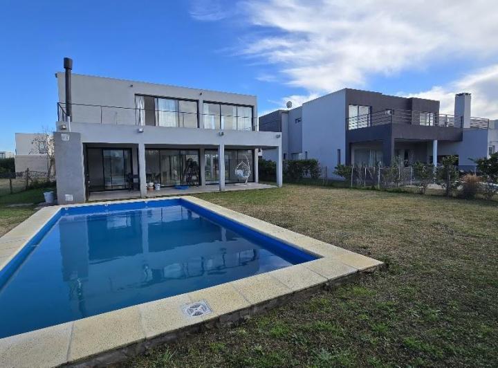 Casa · 210m² · 6 Ambientes · 2 Cocheras