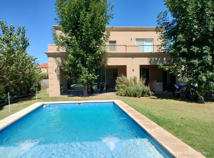 Casa · 238m² · 6 Ambientes · 3 Cocheras