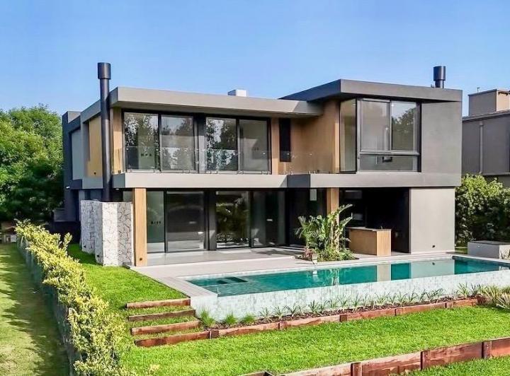 Casa · 465m² · 7 Ambientes · 2 Cocheras
