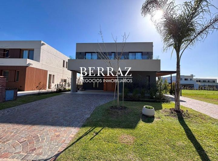 Casa · 270m² · 5 Ambientes · 2 Cocheras