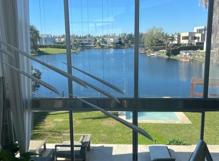 Casa · 300m² · 5 Ambientes
