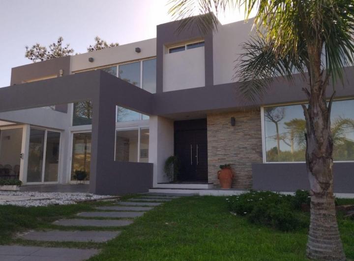 Casa · 300m² · 6 Ambientes · 2 Cocheras