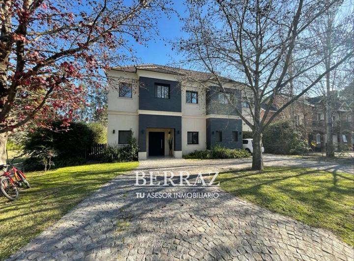 Casa · 230m² · 5 Ambientes · 2 Cocheras